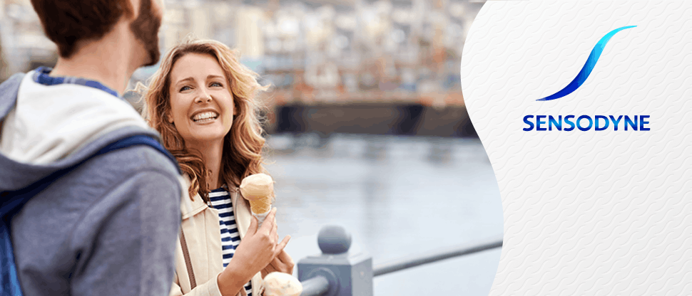 Mujer sonriente comiendo un helado