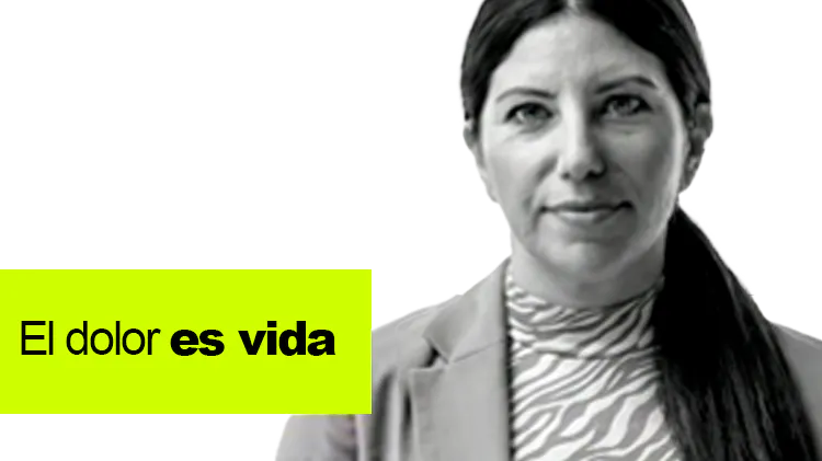 Imagen de mujer elegantemente vestida. Texto: El dolor es la vida 