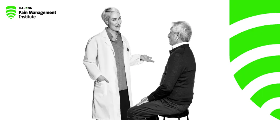 Profesional de la salud interactuando con un paciente 
