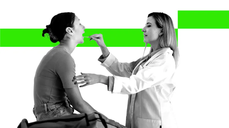 Profesional de la salud revisando dolor de garganta 
