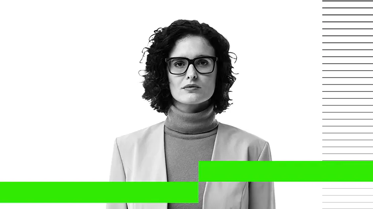 Fotografía en blanco y negro de una mujer joven de aspecto profesional, con el cabello corto, rizado y oscuro. 