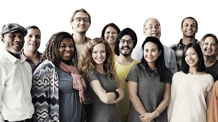 Un grupo diverso de personas sonriéndole a la cámara