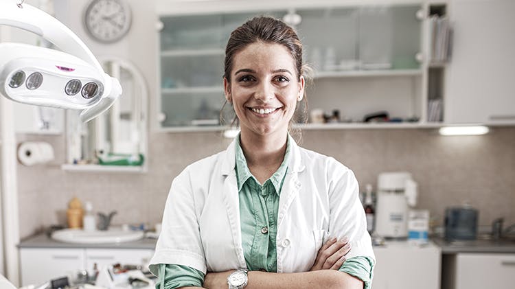 Un Odontólogo sonriendo a la camara