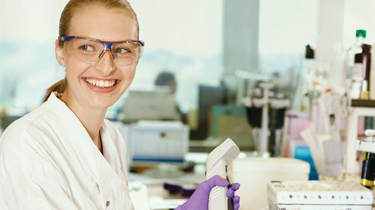 Mujer en el laboratorio