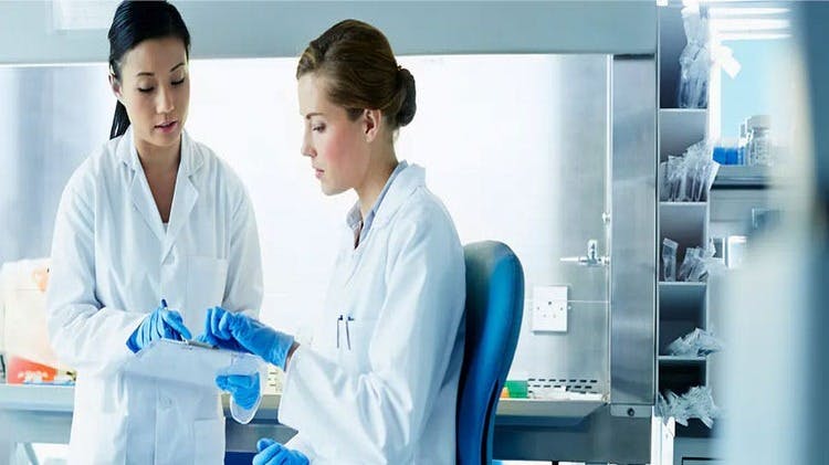 Dos científicas en un laboratorio