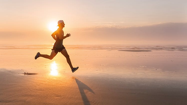 Hombre corriendo por la playa