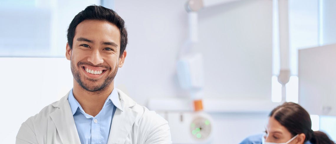 Doctor sonriendo a la camara