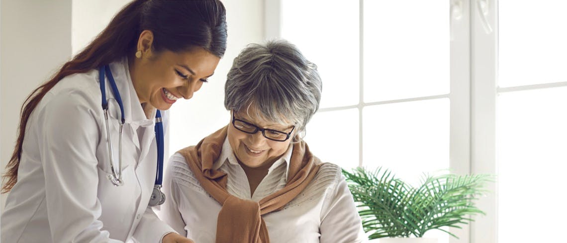 Doctora con paciente viendo resultados