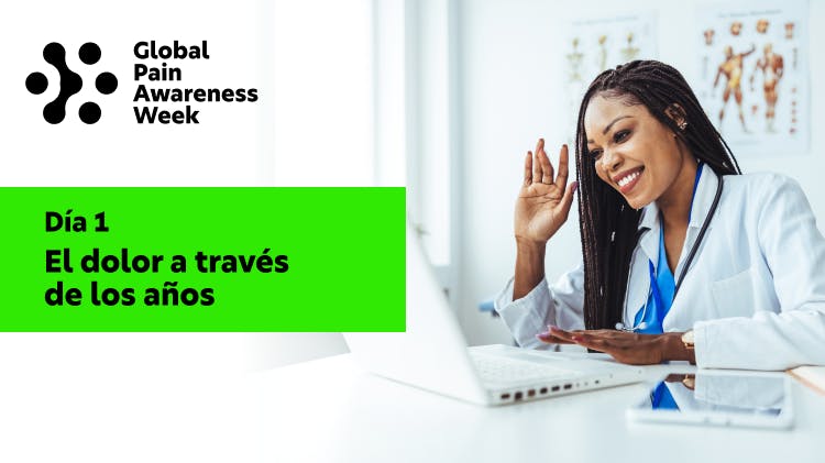 Doctora trabajando en una computadora portátil en la oficina del hospital, en una videoconferencia.