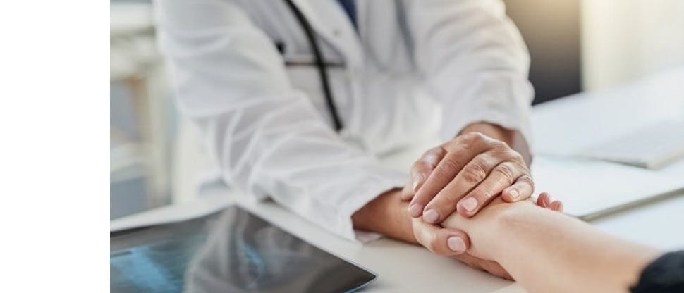Doctora dando seguridad a la paciente