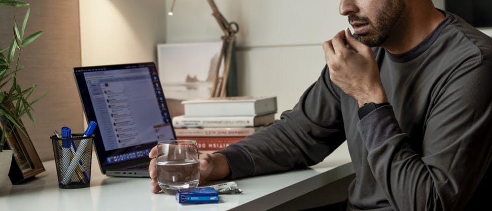 Persona tomándose una tableta