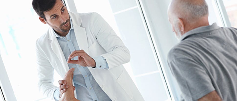 Doctor ayudando a paciente