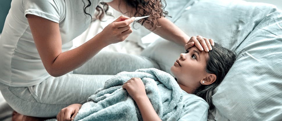 Foto de mamá tocando la frente de su hija