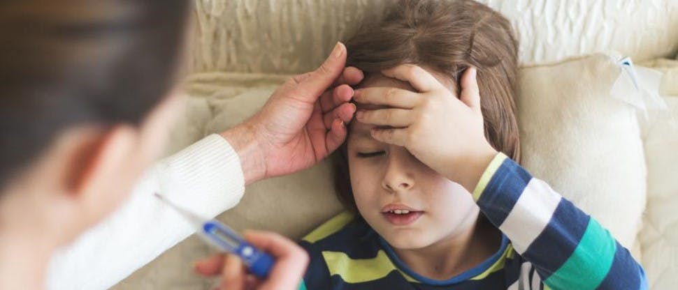 Foto de niño tocandose la frente