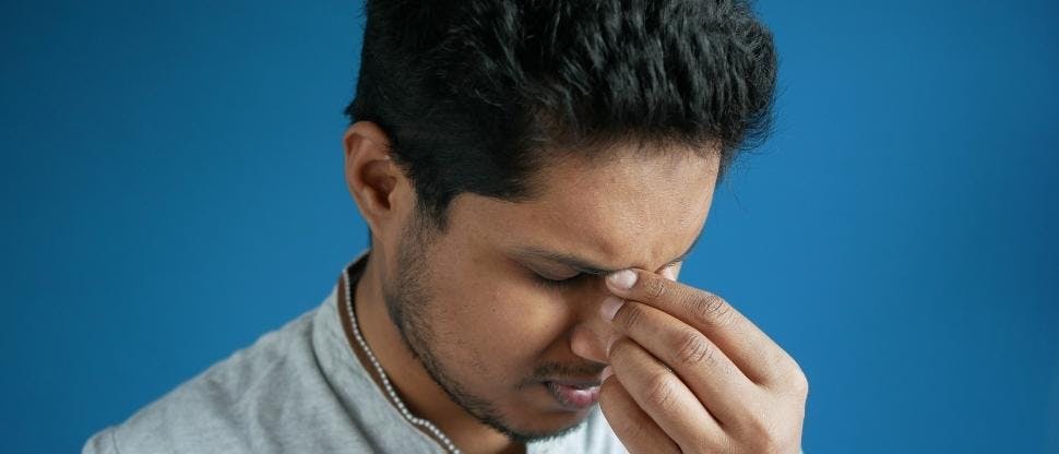 Hombre con dolor de cabeza