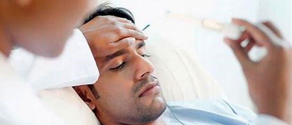 Hombre con fiebre con doctora