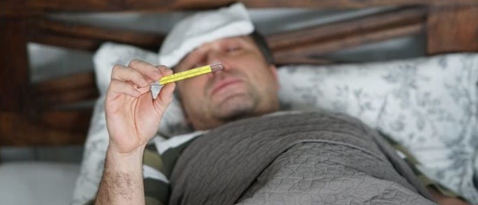 Hombre viendo termómetro