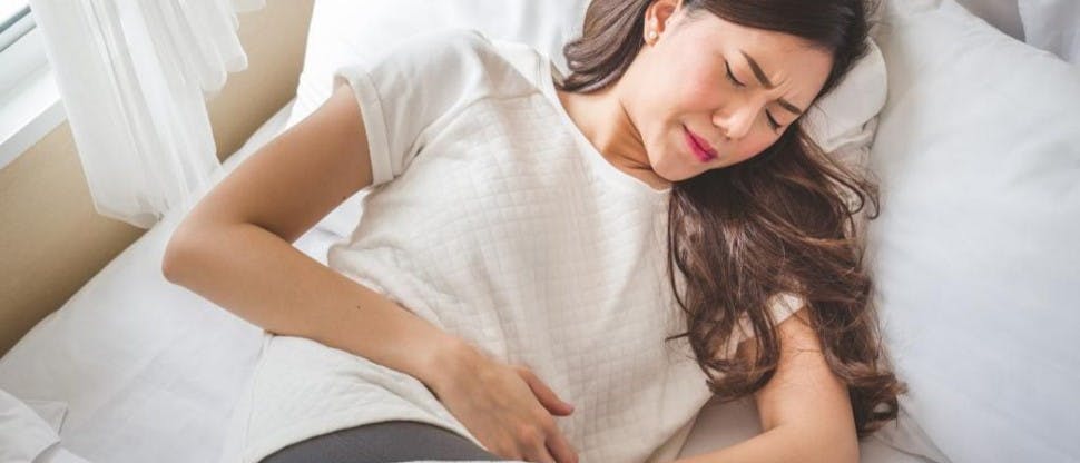 Mujer con cólicos