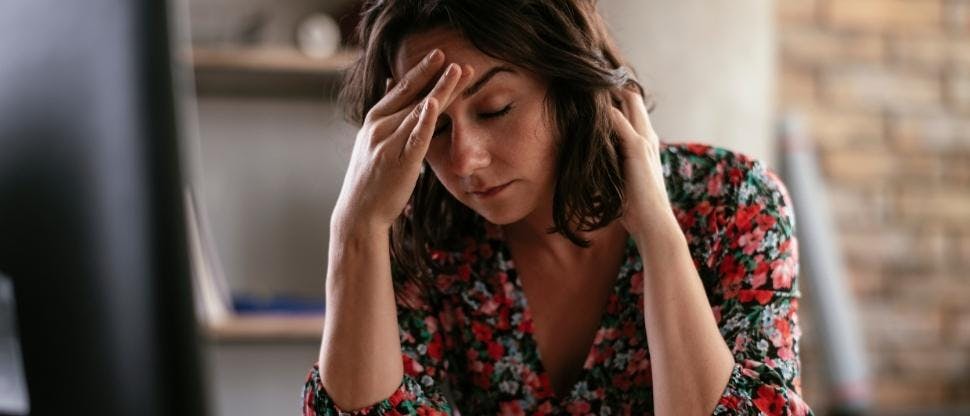 Mujer con dolor de cabeza