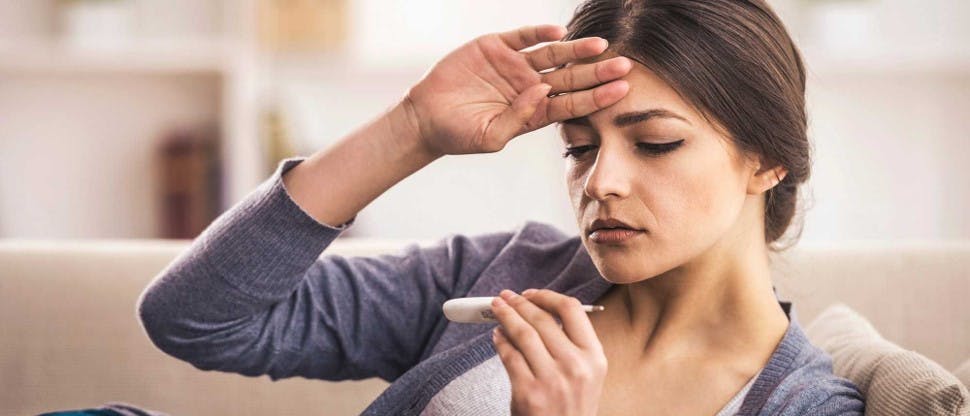 Mujer tocándose la frente