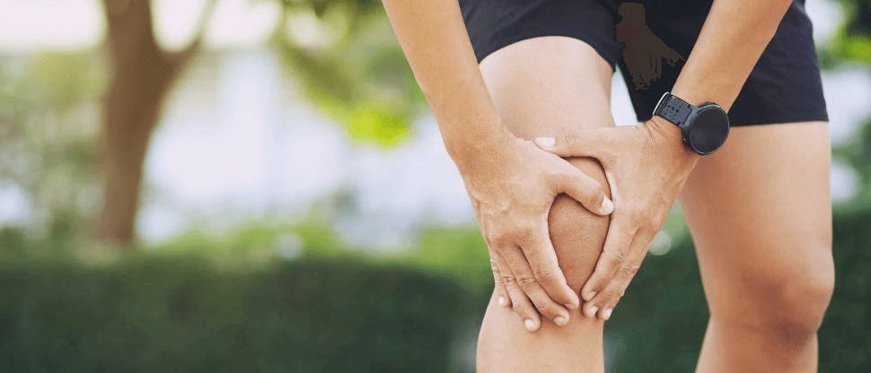 Persona tocando pierna