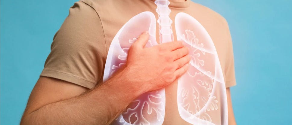 Imagen persona tocándose el pecho - pulmones