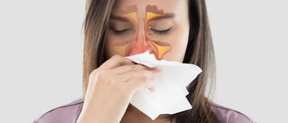 Foto mujer con congestión nasal con pañuelo