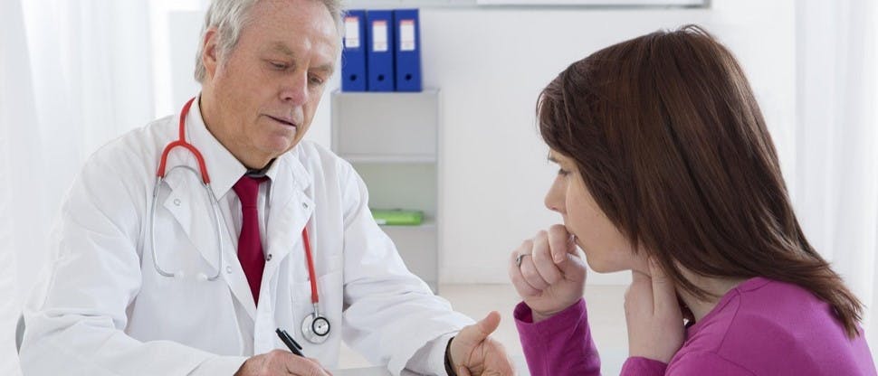 Foto doctor evaluando paciente con tos