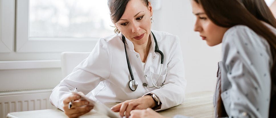 Foto doctora explicando