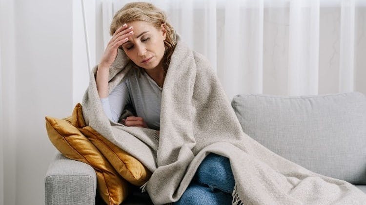 Foto mujer eferma en sillon