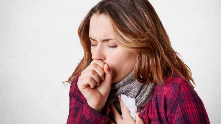 Foto mujer tosiendo - antitusivo