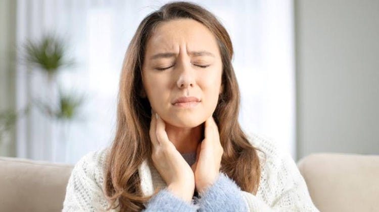 Foto mujer tocandose el cuello del dolor