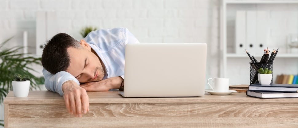 Hombre con cansancio