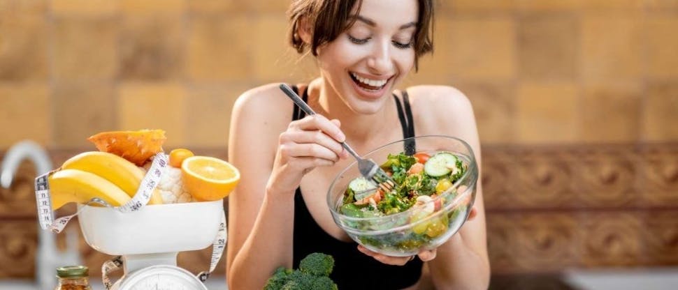 Persona comiendo saludable