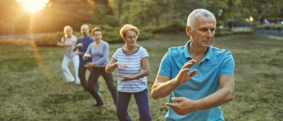 Adultos mayores haciendo ejercicio
