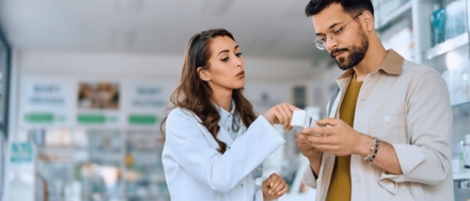 Fotografía cliente con farmacéutica