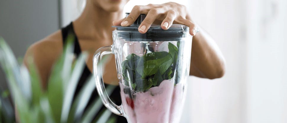 Mujer haciendo un licuado