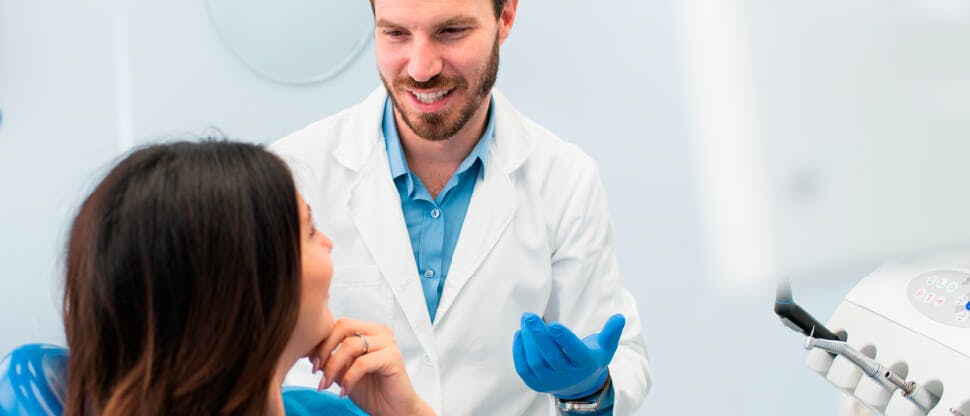 Dentiste expliquant à un patient