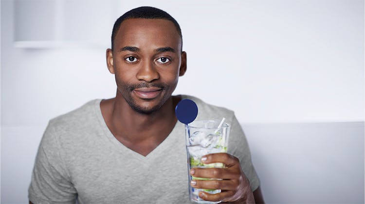 Homme avec un verre d'eau froide