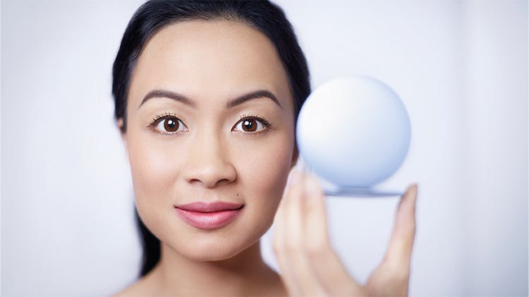 Femme avec ballon