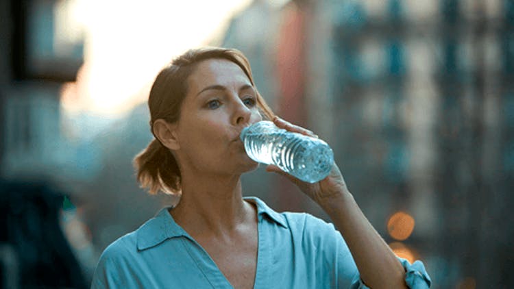 Femme qui boit de l'eau