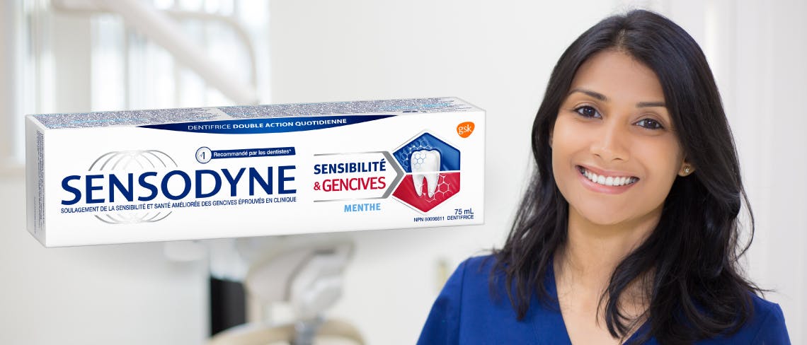 Jeune hygiéniste qui sourit à côté d’un dentifrice Sensodyne