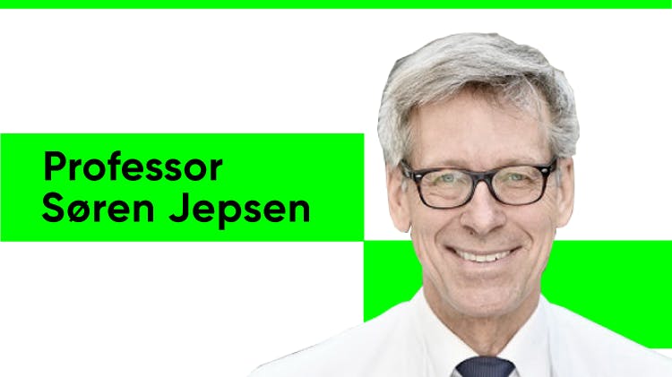 Photo de profil du professeur Søren Jepsen, un homme souriant largement avec des cheveux blond sable et gris. Il porte des lunettes à monture foncée, une chemise blanche et un blazer bleu