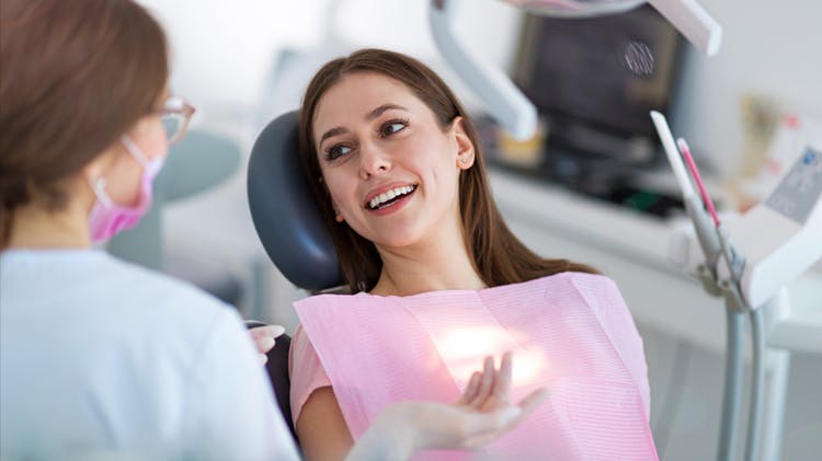 Dentiste donnant des explications à une patiente