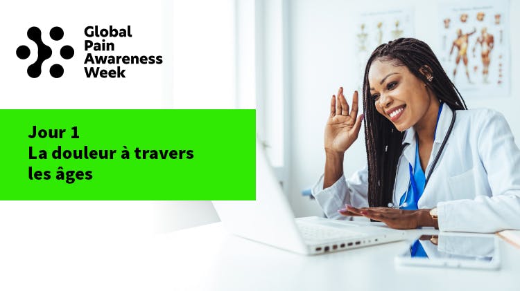 Une médecin travaillant sur un ordinateur portable dans un bureau d'hôpital, en appel vidéo