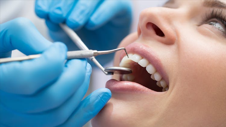 Patiente subissant un examen dentaire