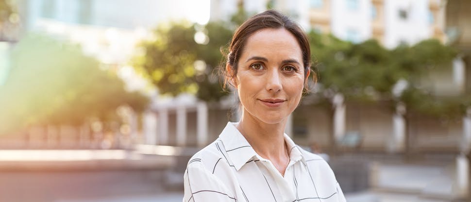 Photo d’une femme libérée de ses maux de tête