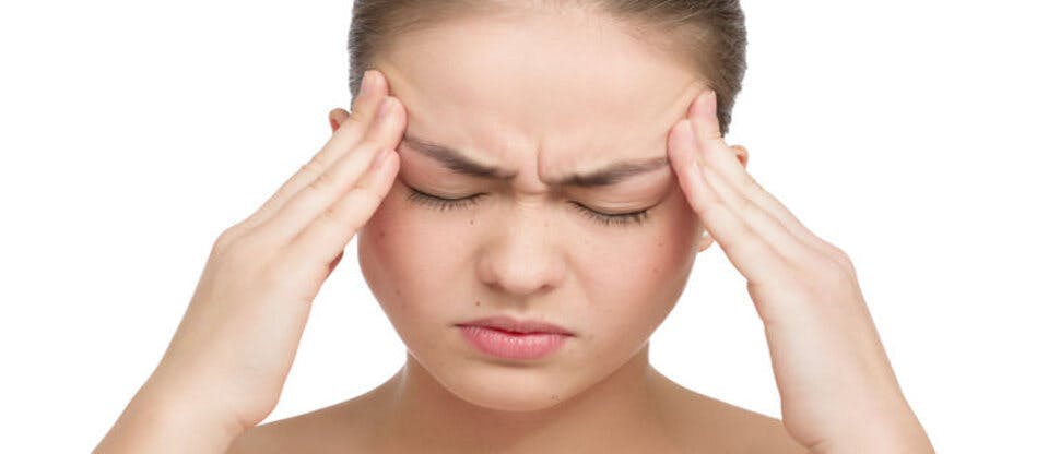 Femme souffrant d’un mal de tête