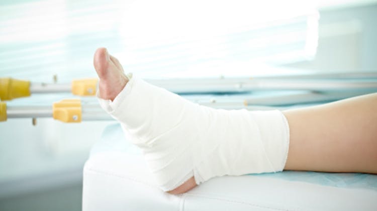 Un pied dans un bandage compressif