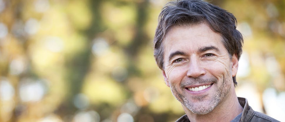 Photo d’un homme libéré de ses maux de tête